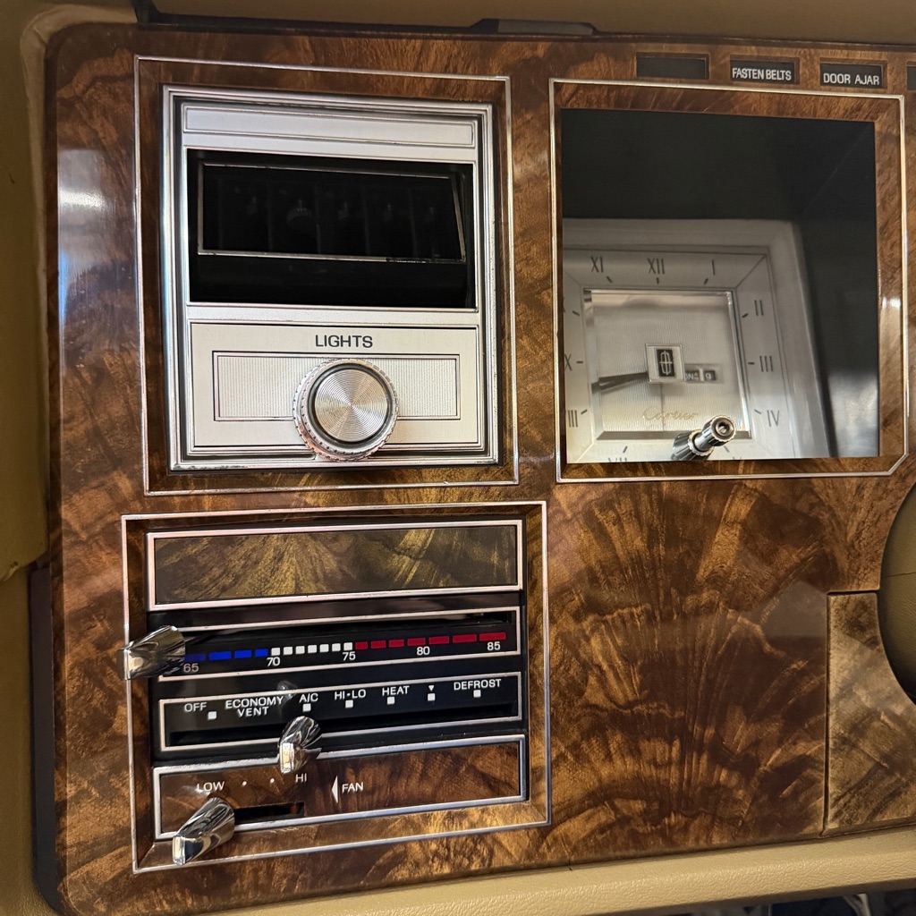Photo 11 of this LINCOLN CONTINENTAL