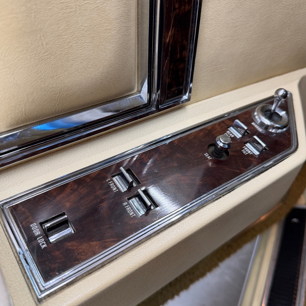 Photo 15 of this LINCOLN CONTINENTAL