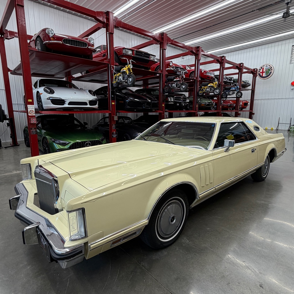 Photo 2 of this LINCOLN CONTINENTAL