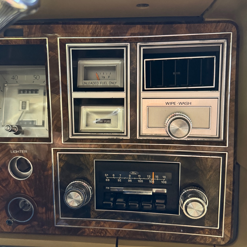 Photo 13 of this LINCOLN CONTINENTAL