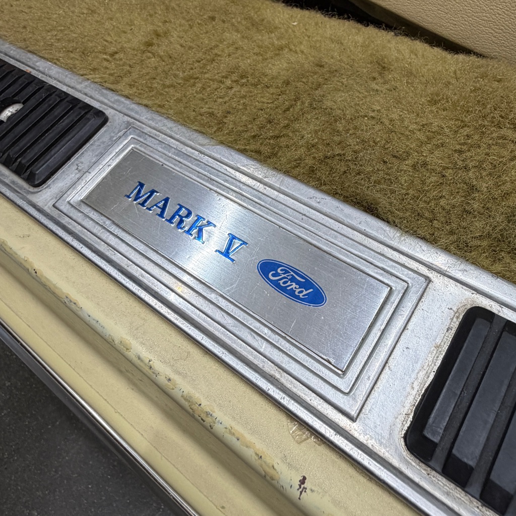 Photo 18 of this LINCOLN CONTINENTAL