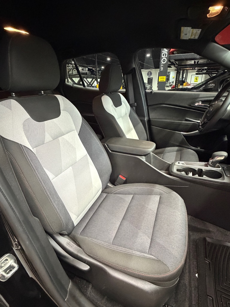 Photo 6 of this CHEVROLET TRAX