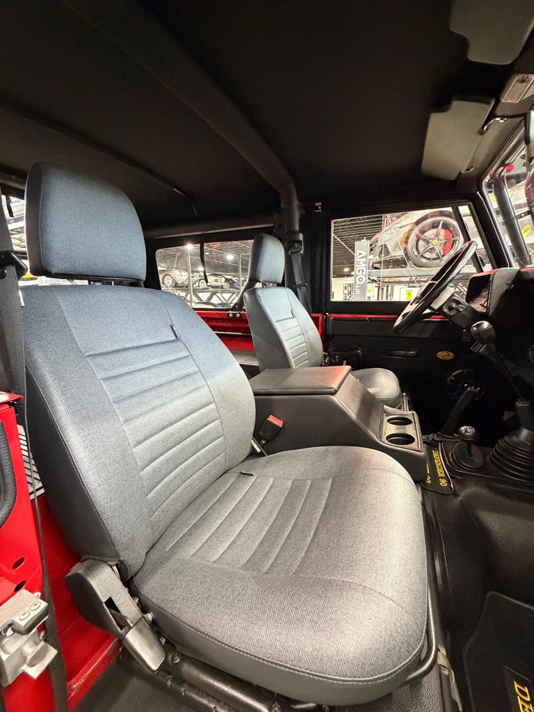 Photo 6 of this LAND ROVER DEFENDER