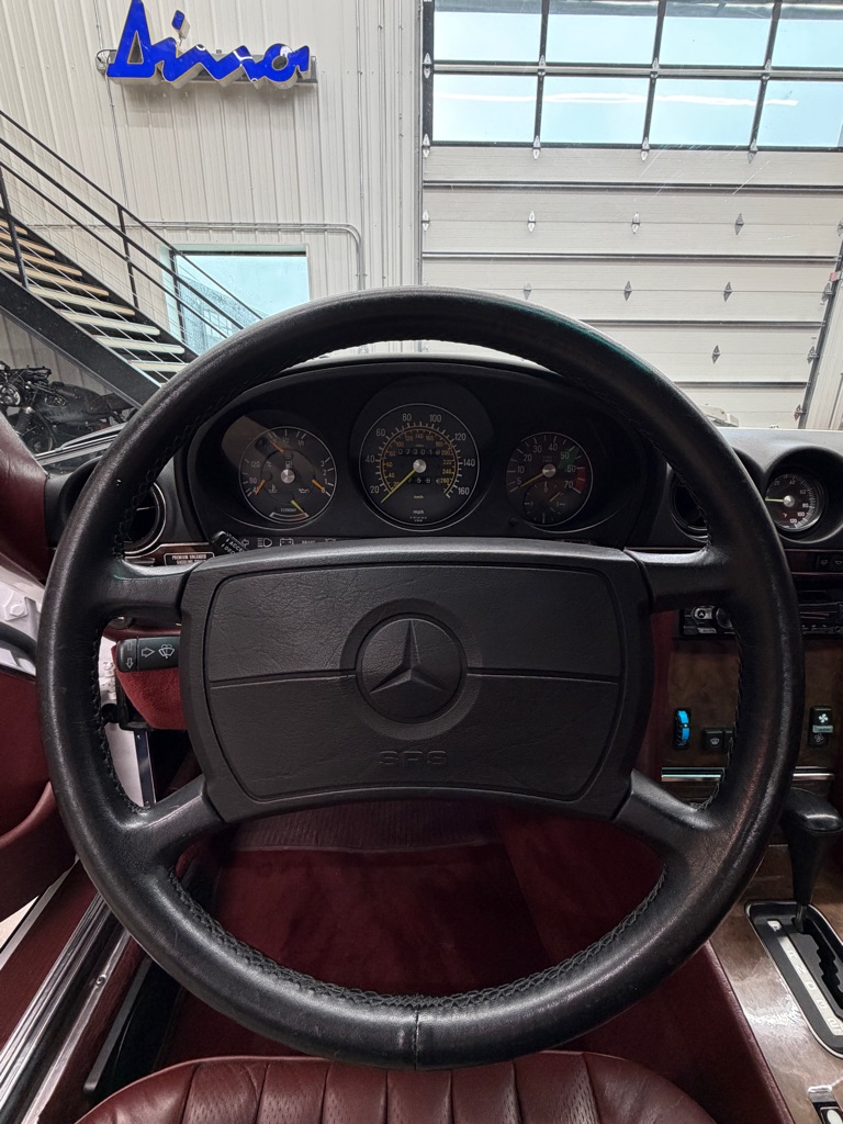 Photo 9 of this MERCEDES-BENZ 560-CLASS