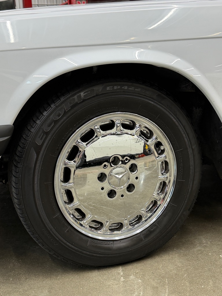 Photo 19 of this MERCEDES-BENZ 560-CLASS