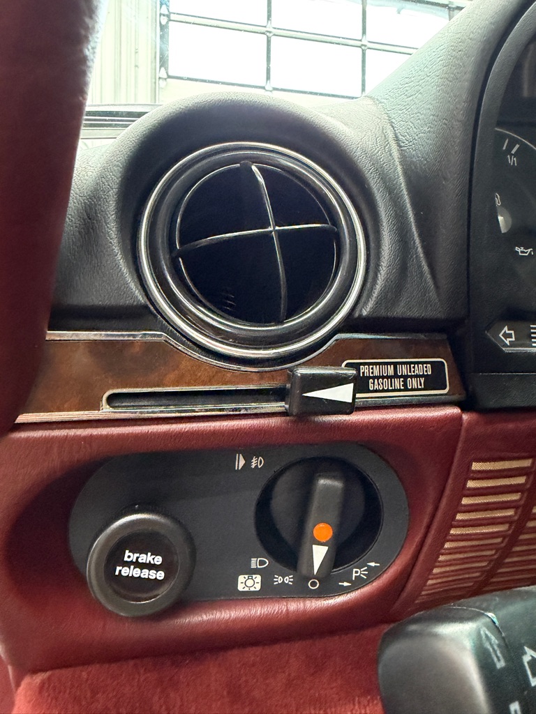 Photo 11 of this MERCEDES-BENZ 560-CLASS