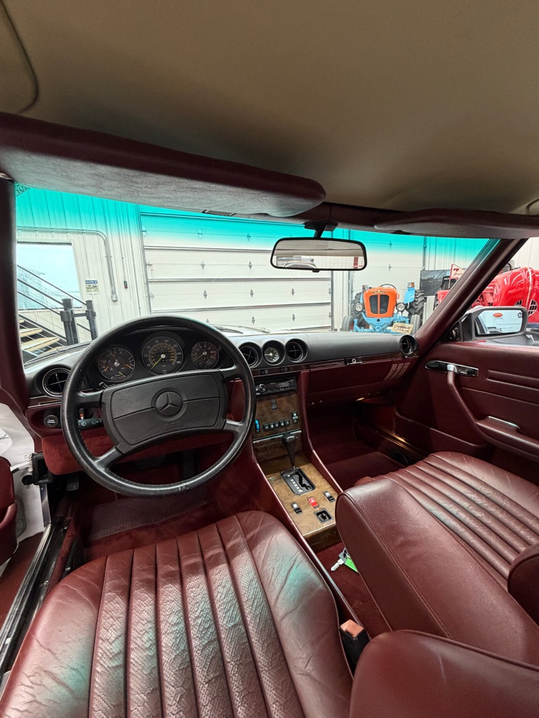Photo 10 of this MERCEDES-BENZ 560-CLASS