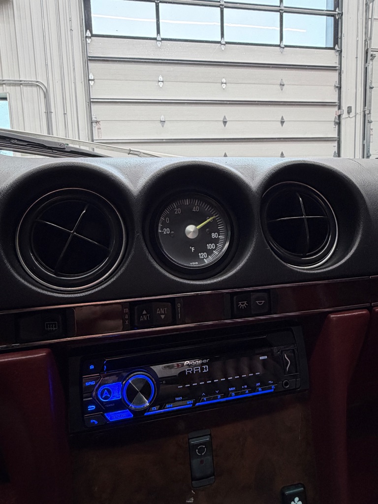 Photo 13 of this MERCEDES-BENZ 560-CLASS