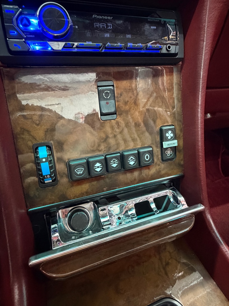 Photo 14 of this MERCEDES-BENZ 560-CLASS