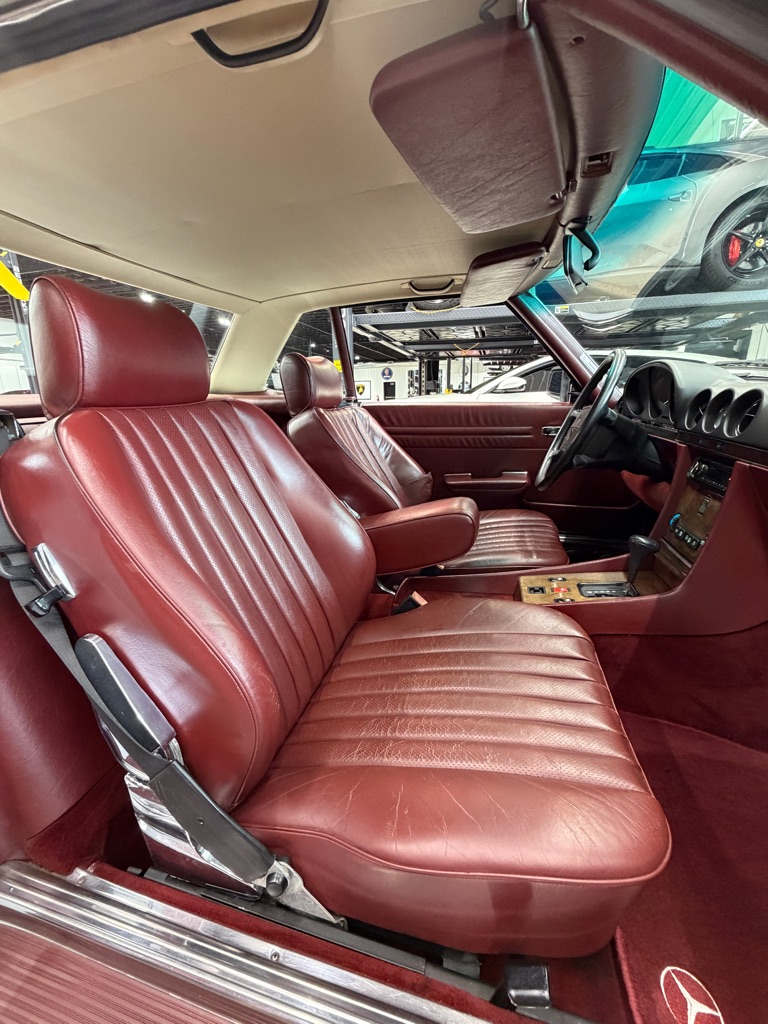 Photo 6 of this MERCEDES-BENZ 560-CLASS