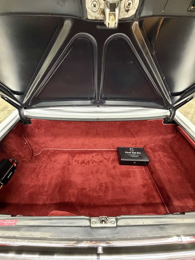 Photo 25 of this MERCEDES-BENZ 560-CLASS