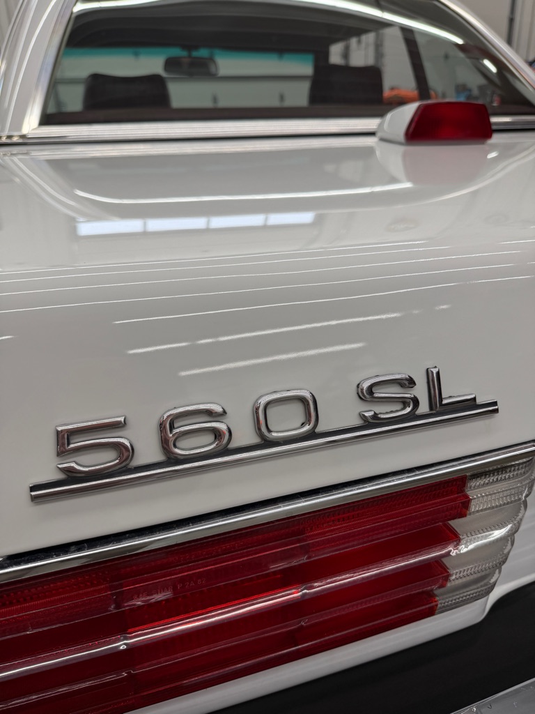 Photo 24 of this MERCEDES-BENZ 560-CLASS