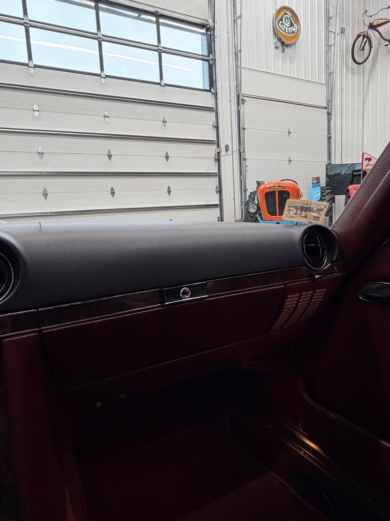 Photo 16 of this MERCEDES-BENZ 560-CLASS