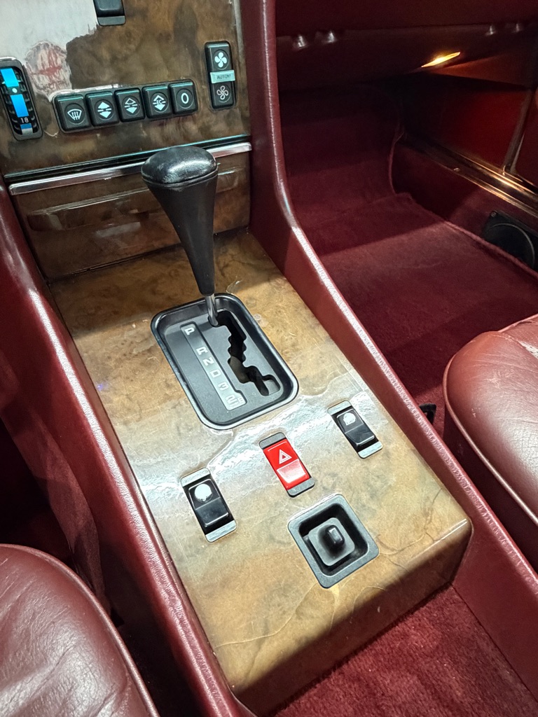 Photo 15 of this MERCEDES-BENZ 560-CLASS