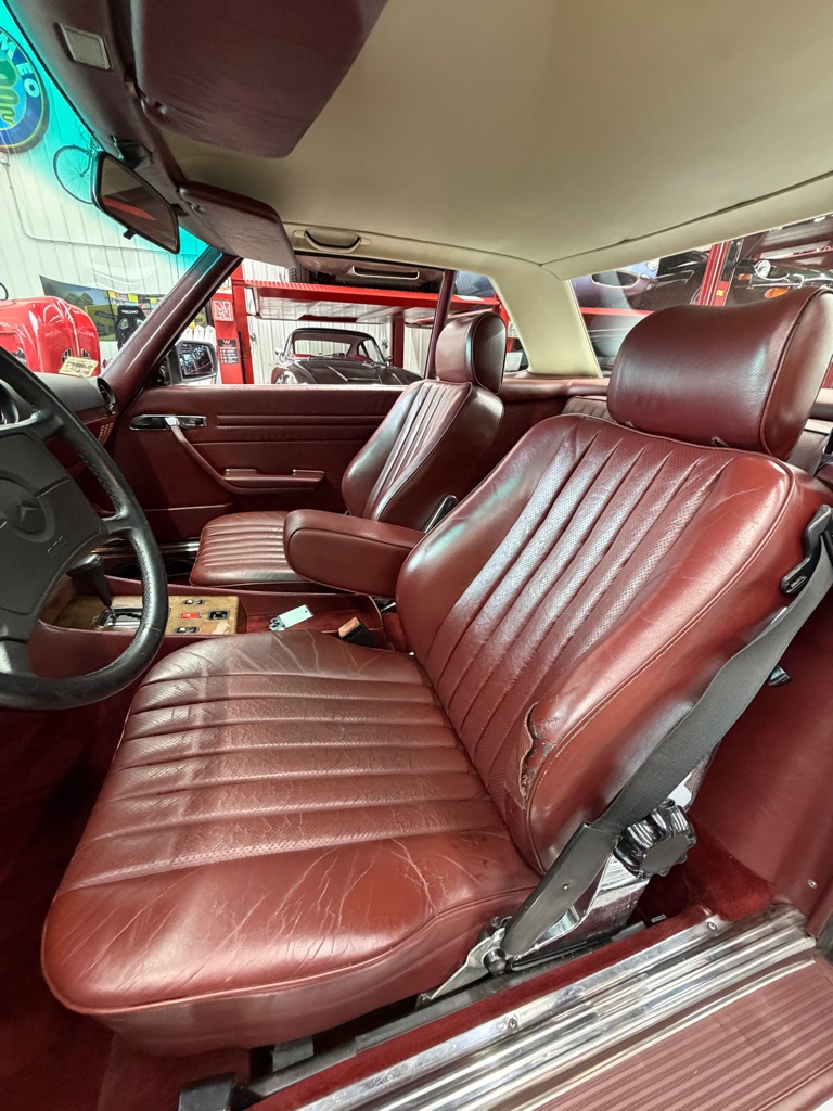 Photo 5 of this MERCEDES-BENZ 560-CLASS