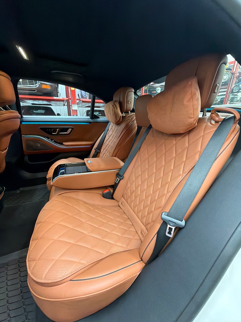 Photo 7 of this MERCEDES-BENZ S-CLASS