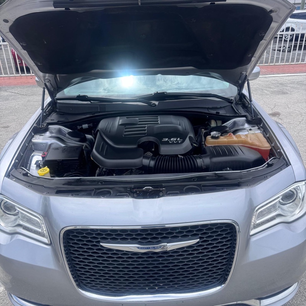 Photo 14 of this CHRYSLER 300