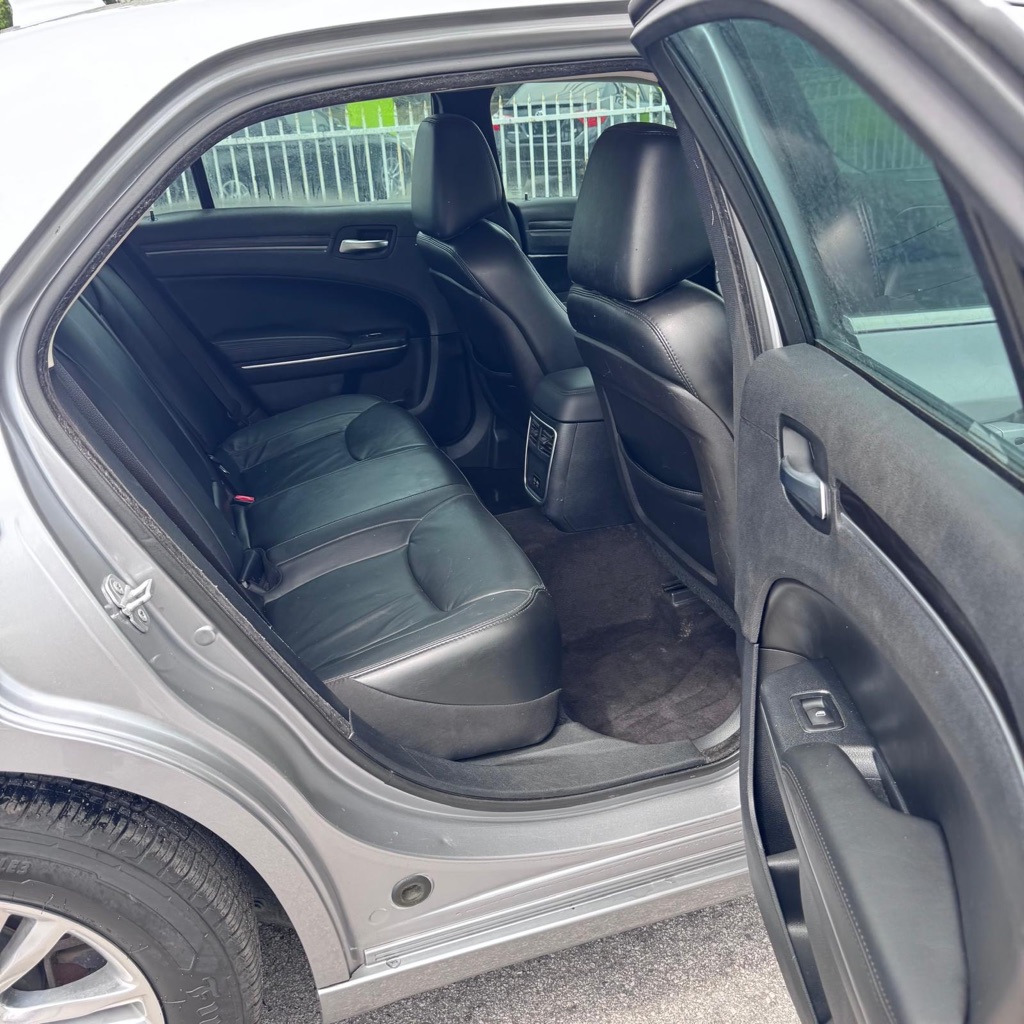 Photo 11 of this CHRYSLER 300