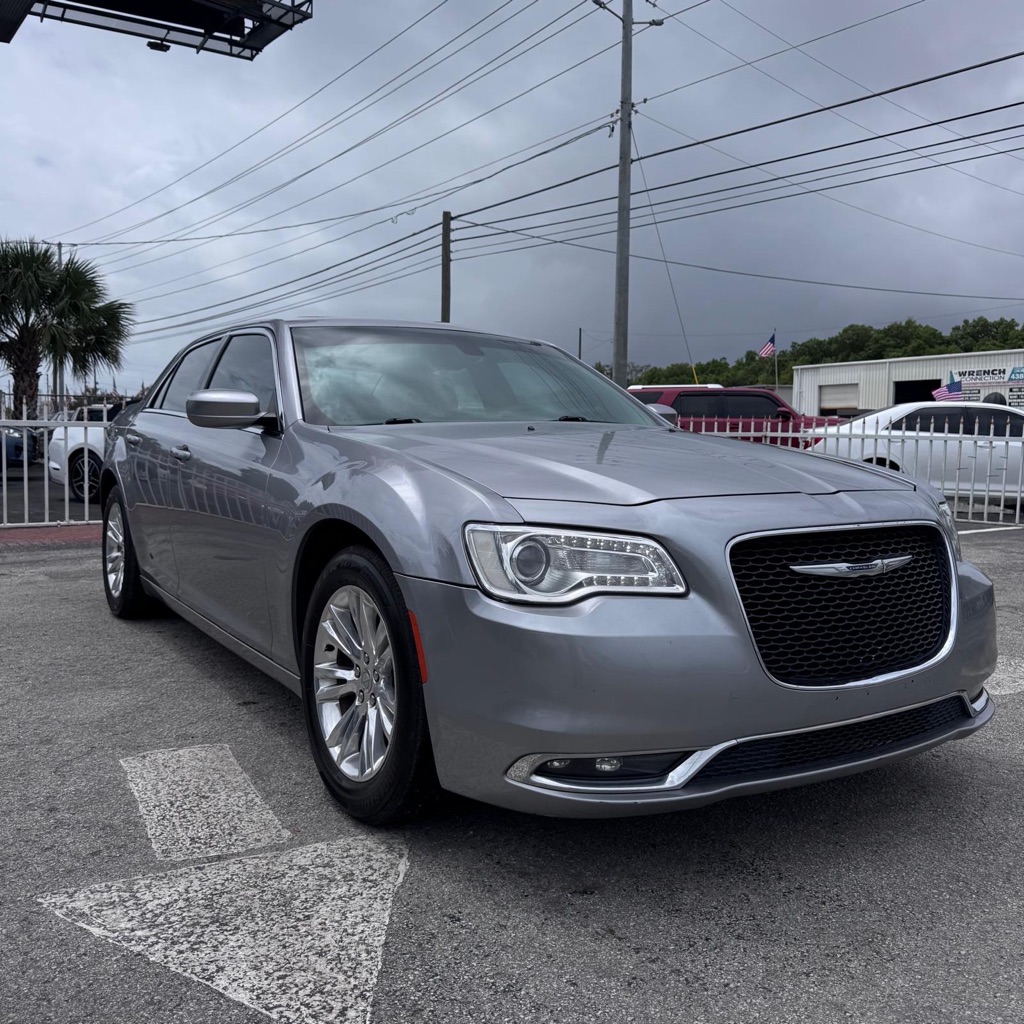Photo 3 of this CHRYSLER 300