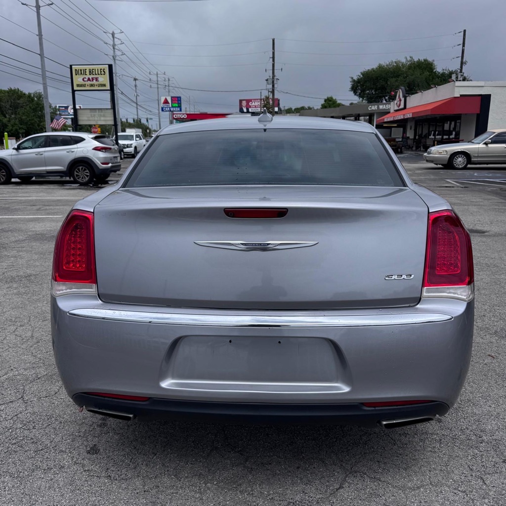 Photo 5 of this CHRYSLER 300