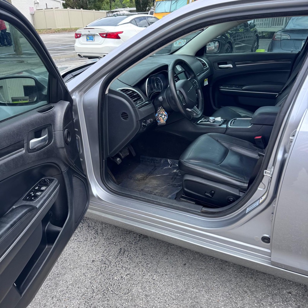Photo 8 of this CHRYSLER 300