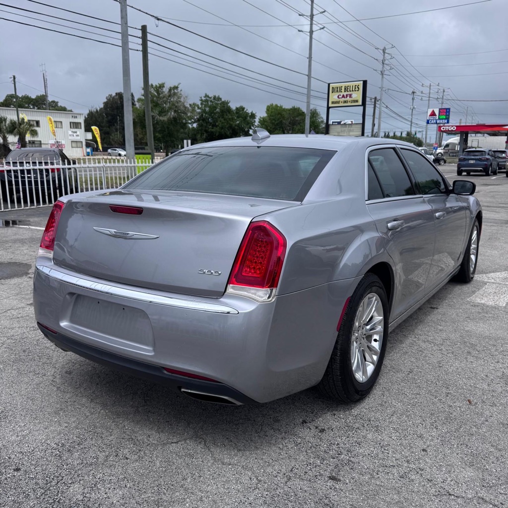Photo 4 of this CHRYSLER 300