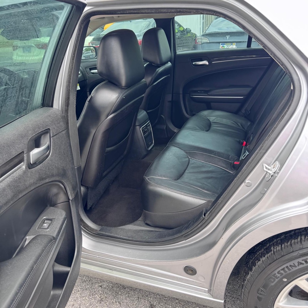 Photo 10 of this CHRYSLER 300