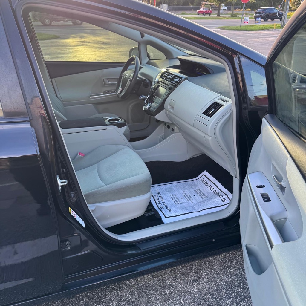 Photo 10 of this TOYOTA PRIUS V