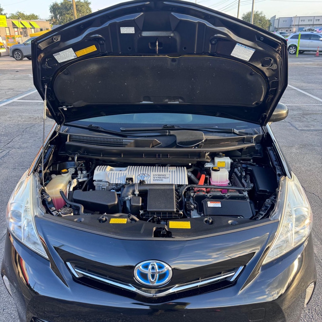 Photo 14 of this TOYOTA PRIUS V