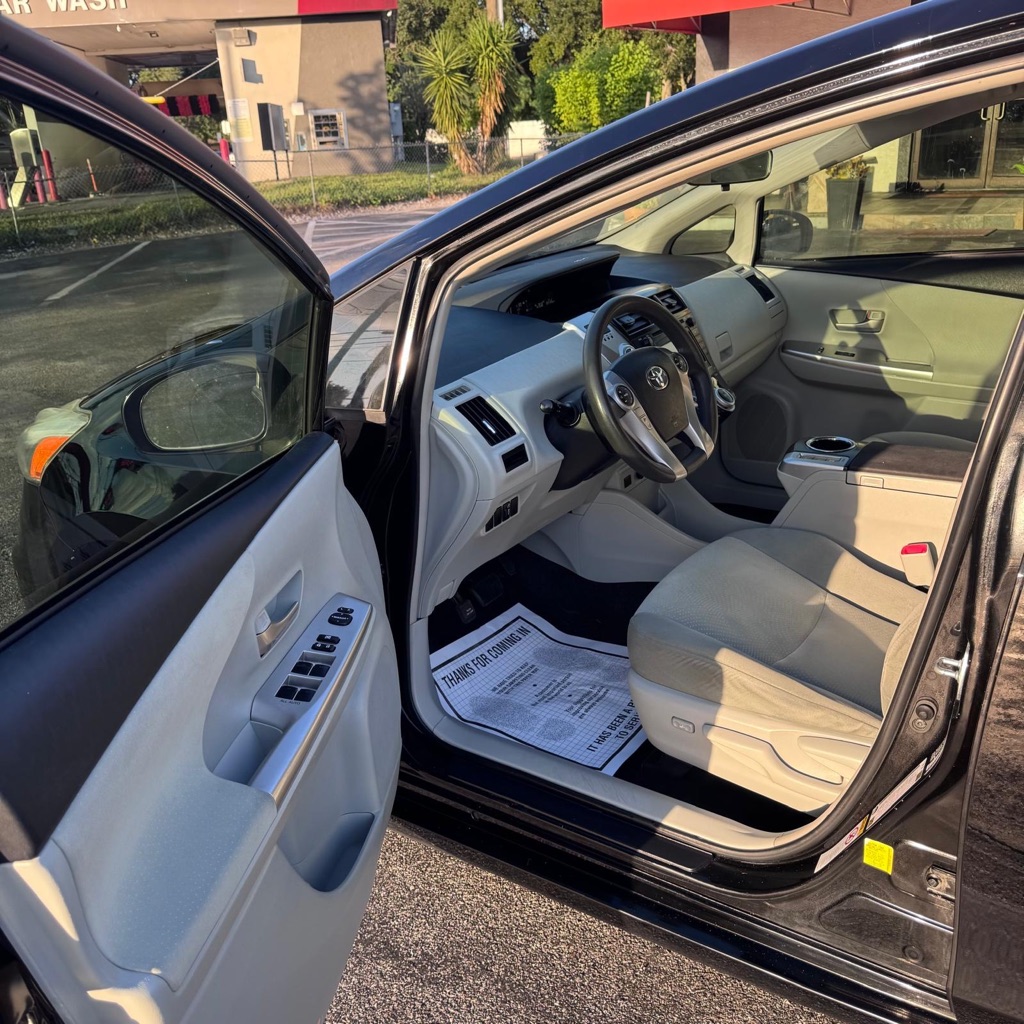 Photo 9 of this TOYOTA PRIUS V