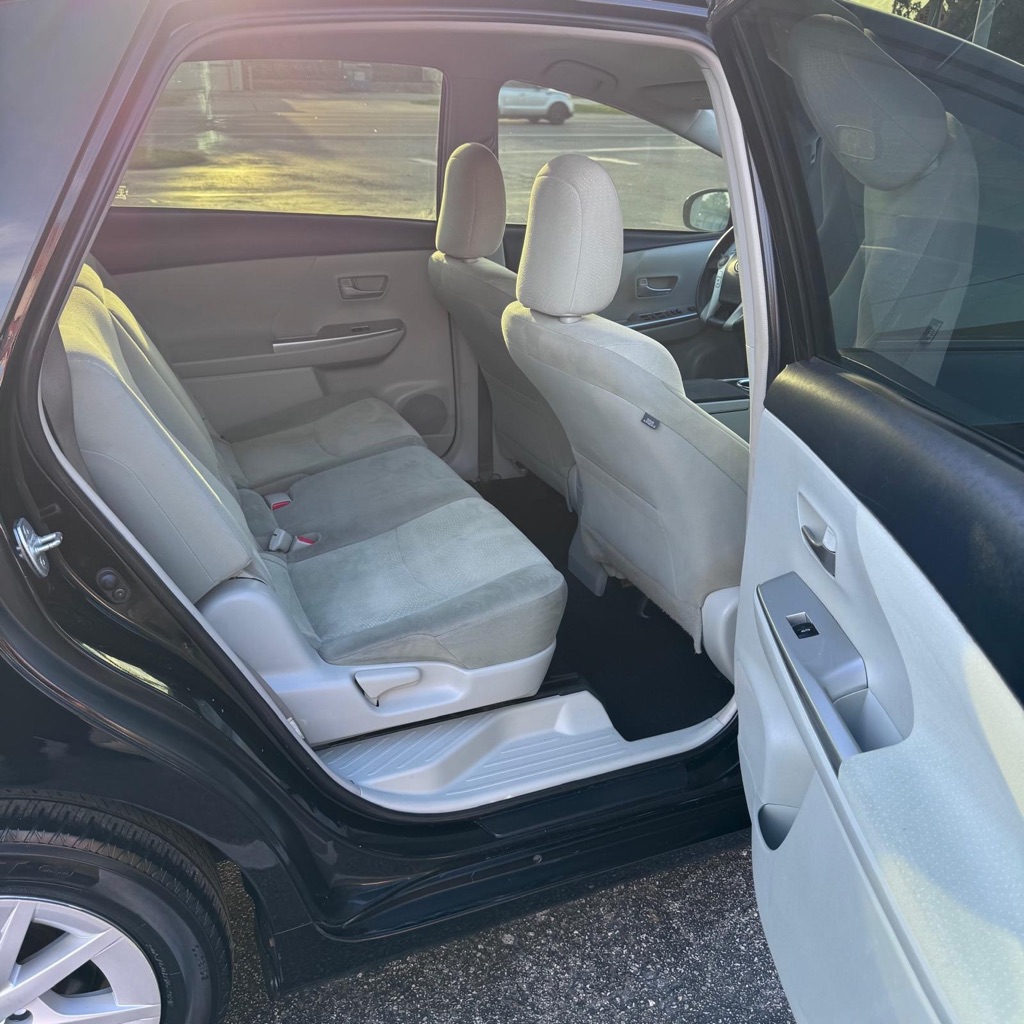 Photo 12 of this TOYOTA PRIUS V