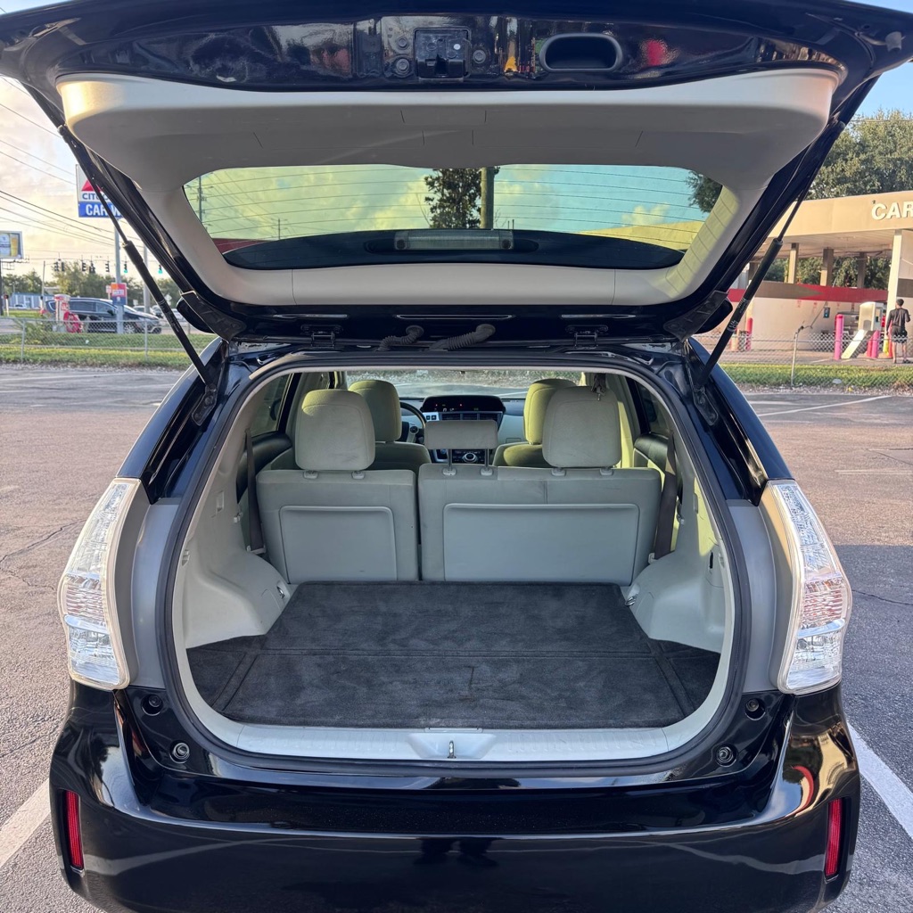 Photo 13 of this TOYOTA PRIUS V