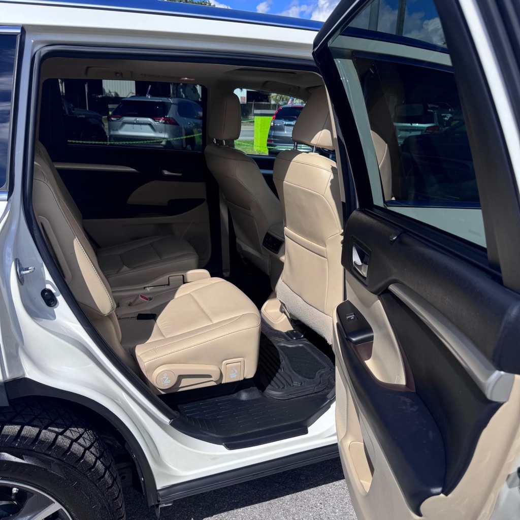 Photo 10 of this TOYOTA HIGHLANDER