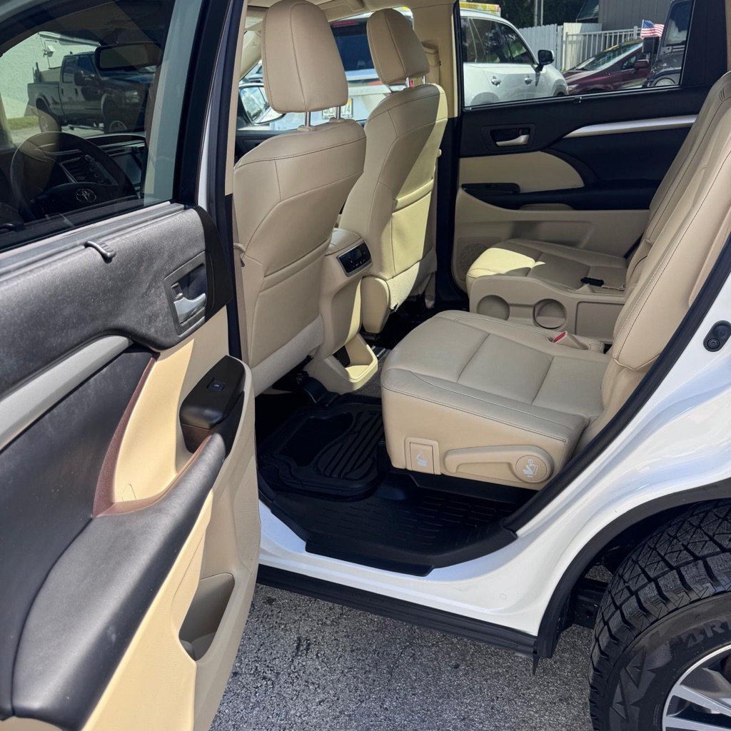 Photo 9 of this TOYOTA HIGHLANDER