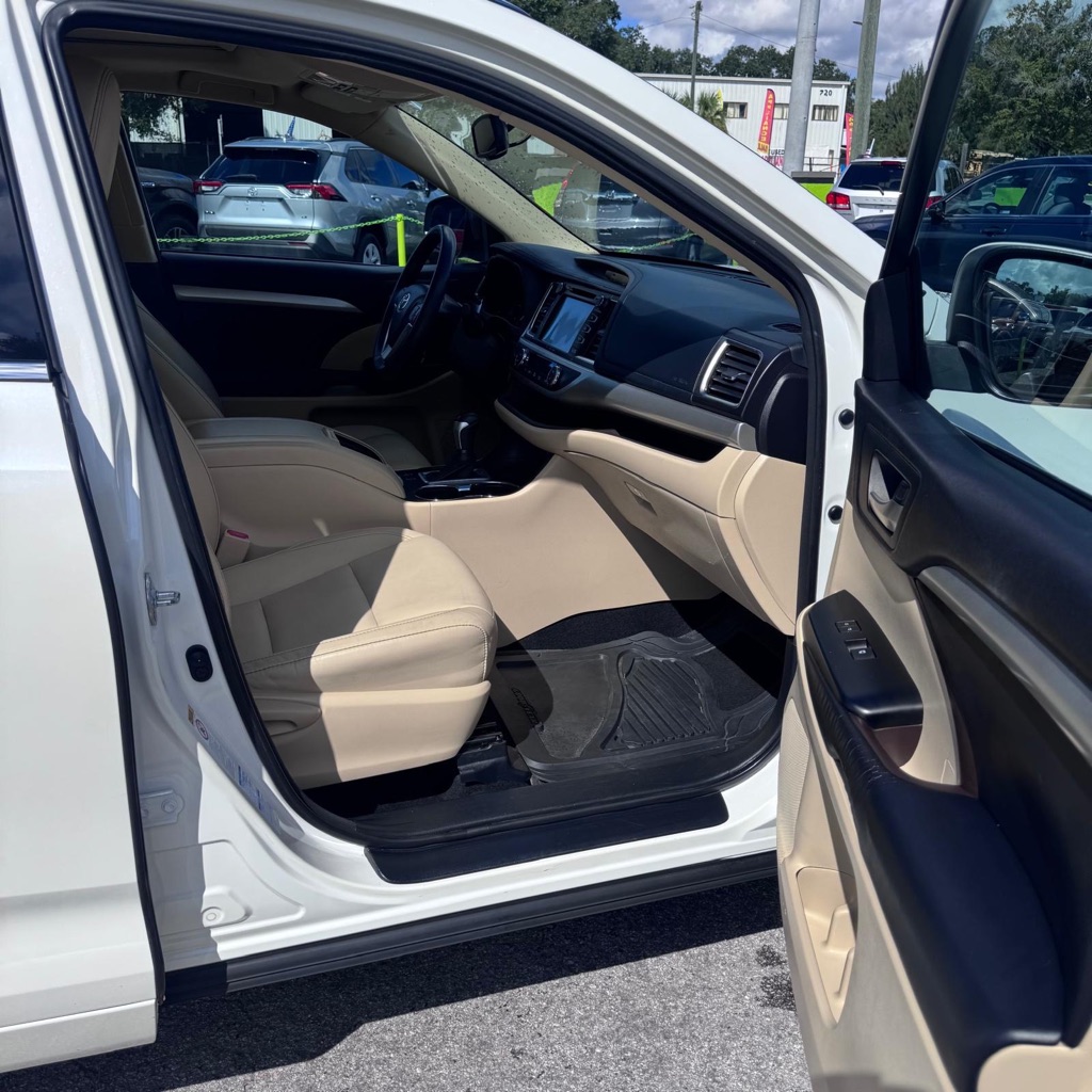 Photo 8 of this TOYOTA HIGHLANDER