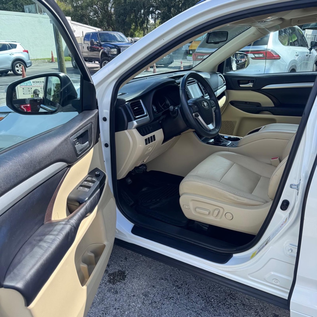 Photo 7 of this TOYOTA HIGHLANDER