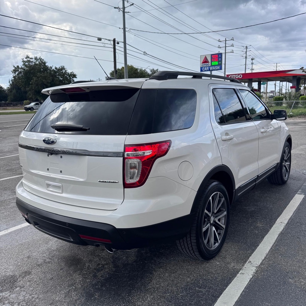 Photo 4 of this FORD EXPLORER