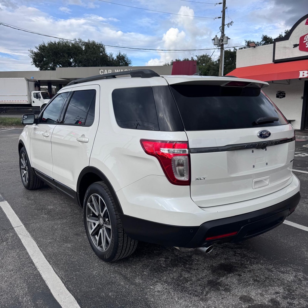 Photo 6 of this FORD EXPLORER