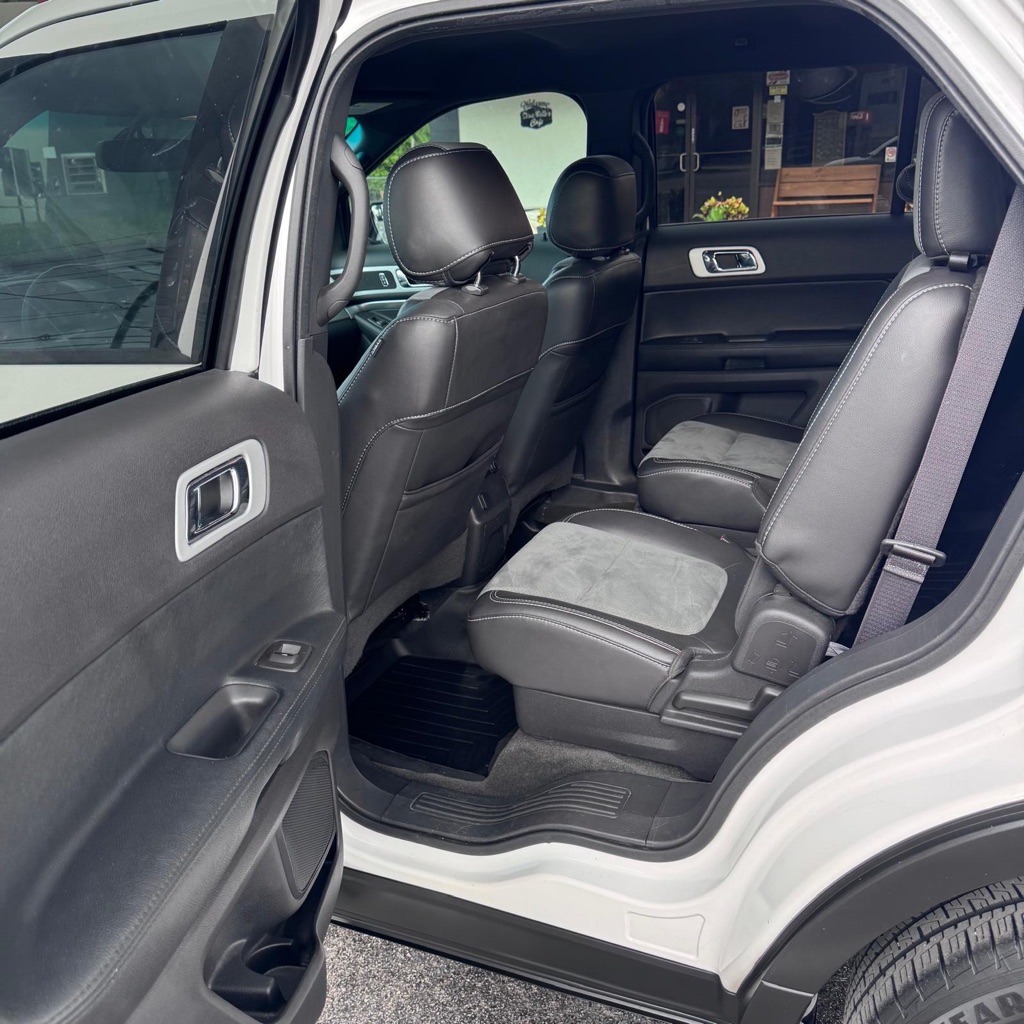 Photo 10 of this FORD EXPLORER