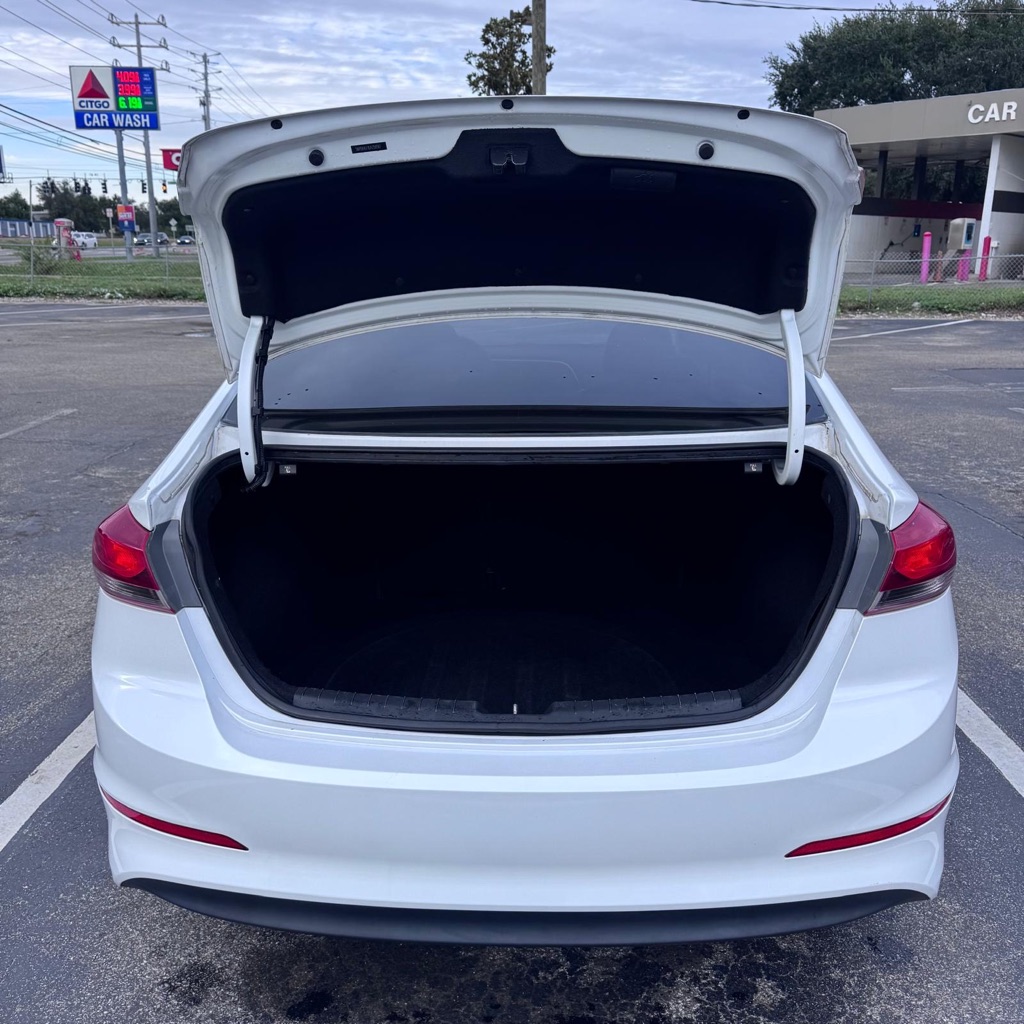Photo 12 of this HYUNDAI ELANTRA
