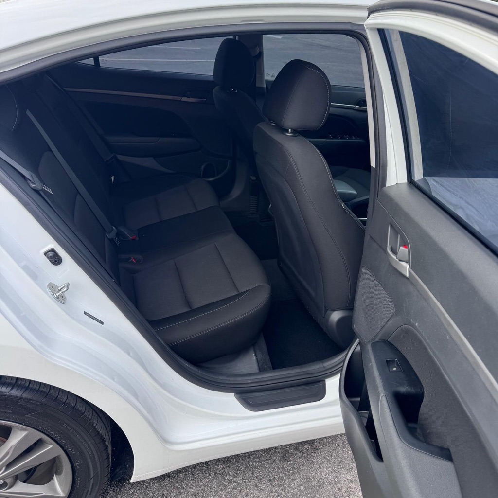 Photo 10 of this HYUNDAI ELANTRA