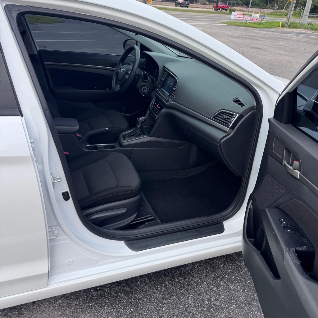 Photo 8 of this HYUNDAI ELANTRA