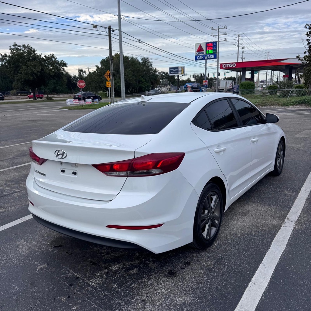 Photo 4 of this HYUNDAI ELANTRA
