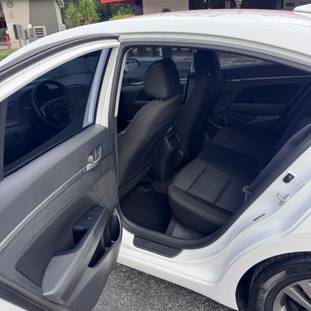 Photo 9 of this HYUNDAI ELANTRA