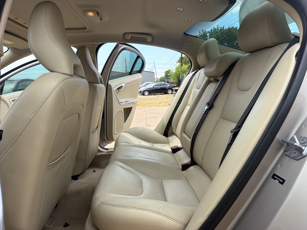 Photo 16 of this VOLVO S60