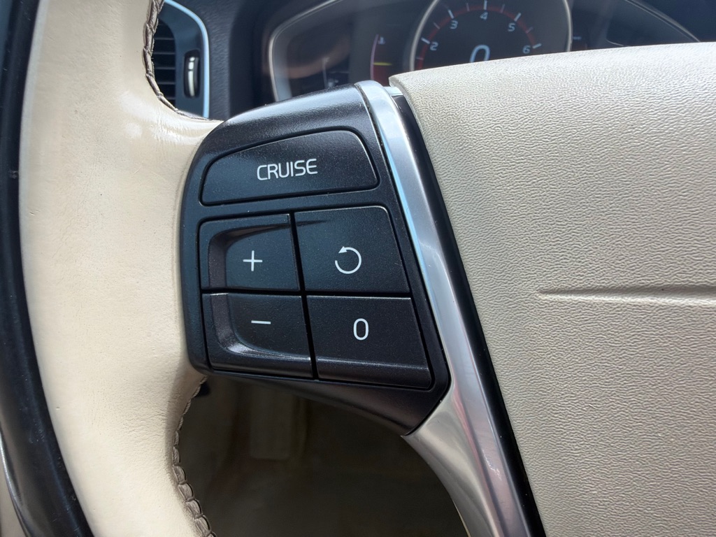 Photo 24 of this VOLVO S60