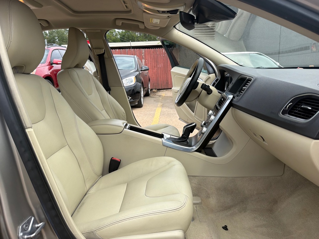 Photo 18 of this VOLVO S60