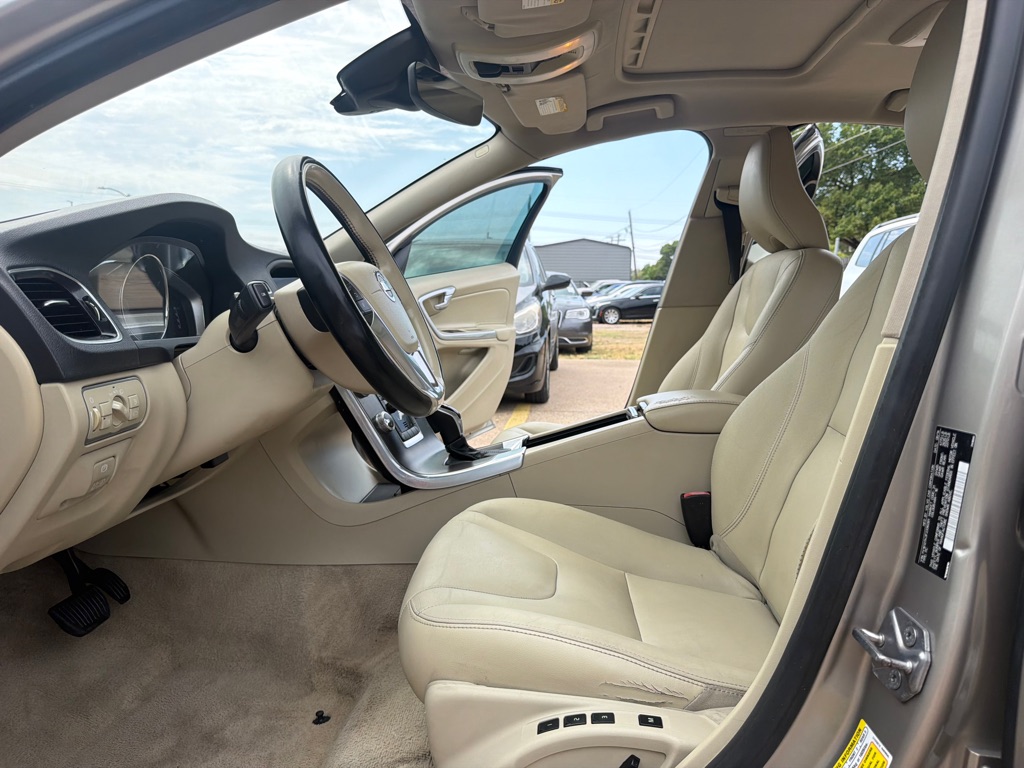 Photo 15 of this VOLVO S60