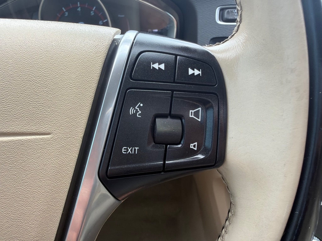 Photo 23 of this VOLVO S60