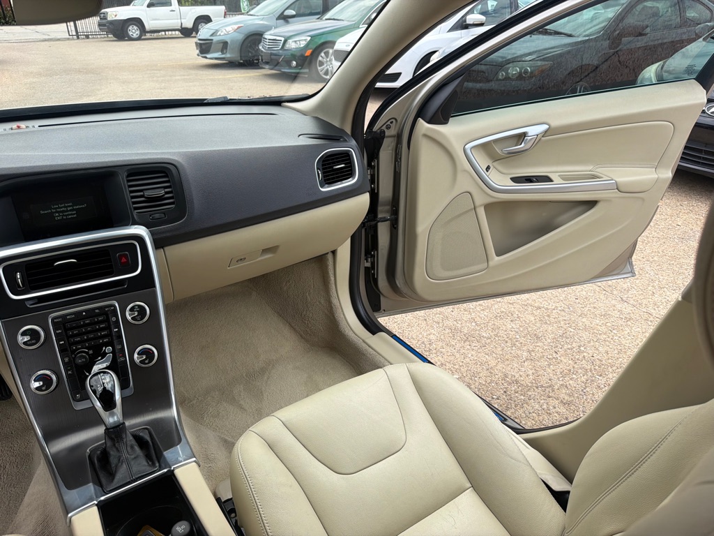Photo 21 of this VOLVO S60